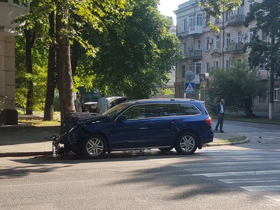На злополучном перекрестке в центре Николаева опять не разминулись автомобили