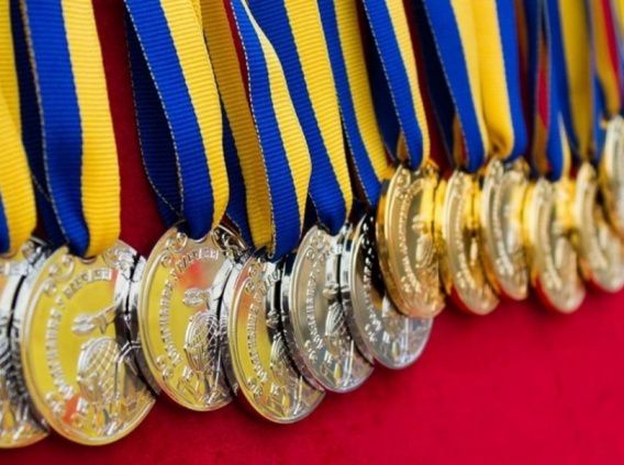 В Николаеве 110 золотых медалистов и 37 серебряных