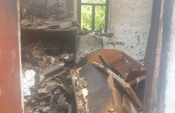 Дети играли со спичками и устроили пожар: семья на Николаевщине чуть не лишилась дома