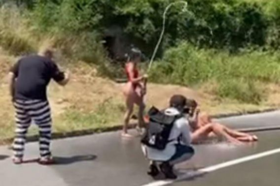Трех украинок оштрафовали в Черногории за "голую" фотосессию на автодороге