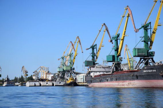 В Николаевском морпорту российским морякам оформили 3-летний запрет на въезд в Украину