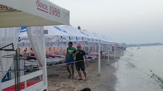 Отдыхающие в Коблево жалуются, что не могут подойти к морю из-за «частных» пляжей