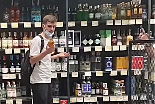 Вместо "элитного виски" был чай: администратор магазина рассказала, как подростки снимали ролик для TikTok