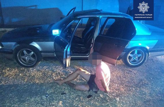 В Николаеве пьяный водитель, пытаясь скрыться от полиции, разбил свою машину