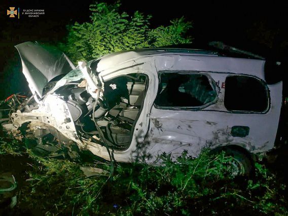 На трассе Н-11 столкнулись Renault и грузовик DAF: водителя легковушки вырезали спасатели
