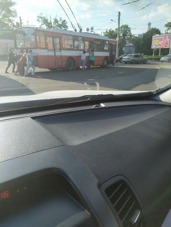 В Николаеве пассажиры покатили троллейбус в Соляные. Фото