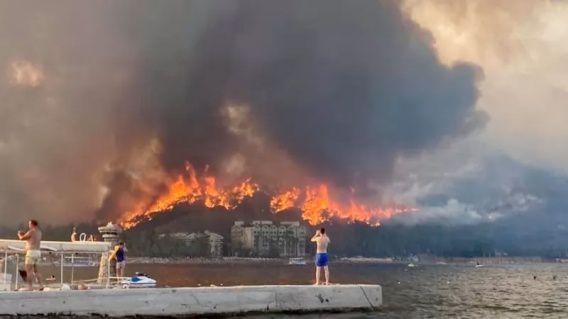 МИД советует украинцам воздержаться от поездок в охваченные пожаром регионы Турции
