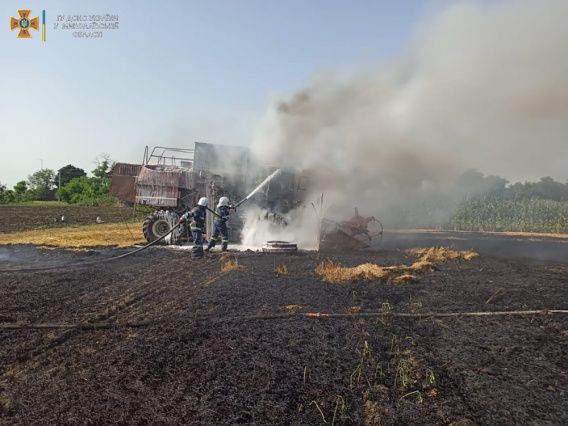 На жатве в Николаевской области сгорел комбайн Дон-1500