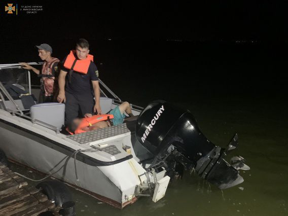 В полночь у черноморского побережья Очакова перевернулось судно