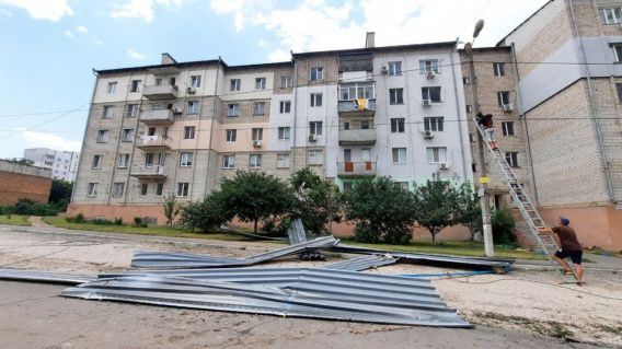 Могут нанять шамана, - чиновник ЖКХ советует жильцам многоэтажки в Николаеве, крышу которой сорвал ветер