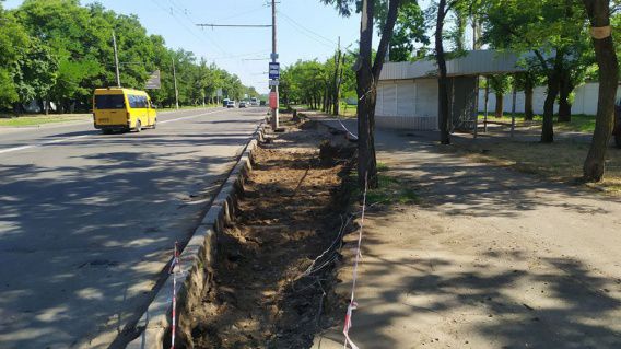 На проспекте Героев Украины обустраивают парковочные карманы (фото)