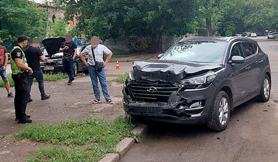 В Николаеве водитель BMW разбил две машины, проигнорировав знак «Уступи дорогу»