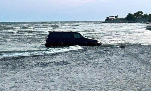 На черноморском пляже в Луговом затонул внедорожник