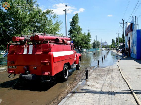 Пожарная машина прорывалась на задание по затопленному Коблево