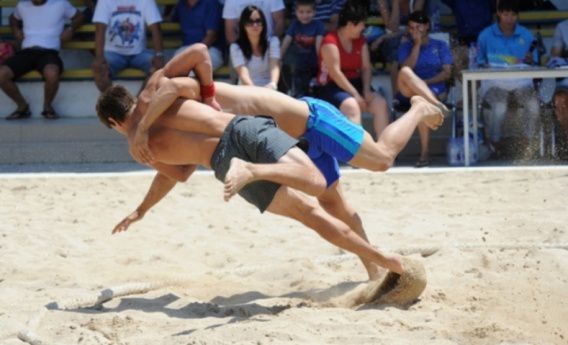 Южноукраинские борцы за звание чемпионов города состязались на песке в «Плавнях»