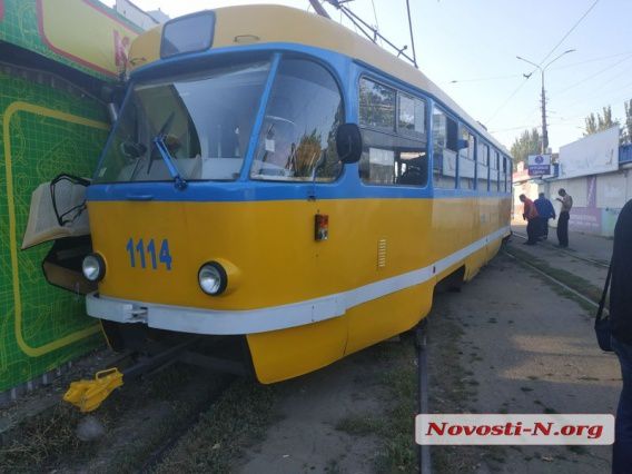 В Николаеве трамвай заехал в киоск