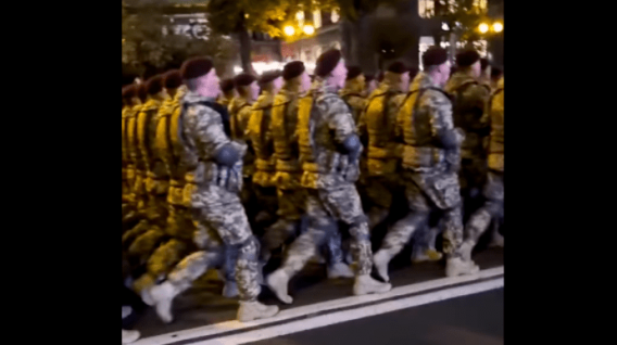 В сети появилось видео репетиции парада с песней "Путин - х#йло"
