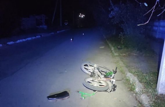 Вечером на темной дороге мопедист сбил 6-летнего мальчика, который катил велосипед через дорогу