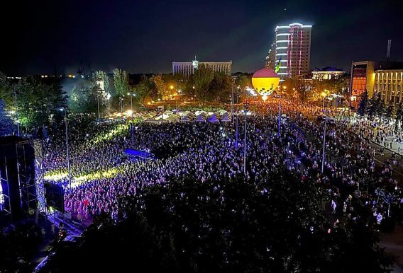 Праздничный концерт на Соборной площади завершился салютом (фото)