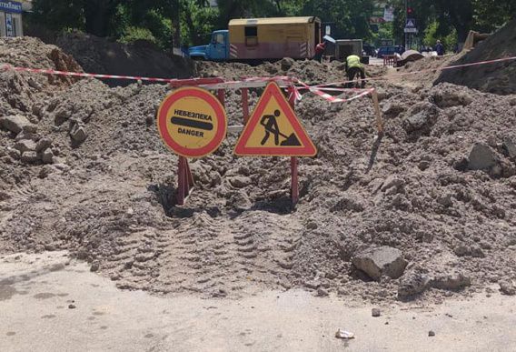 С понедельника движение по улице Макарова будет ограничено: ТЭЦ роет еще одну яму