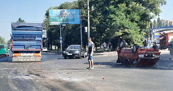 Тройная авария на проспекте Героев Украины: от мощного удара автомобиль перевернулся на крышу
