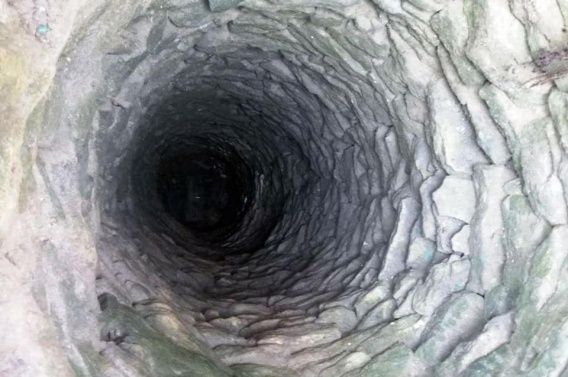 В Николаевской области ночью мужчина упал на дно 8-метрового колодца