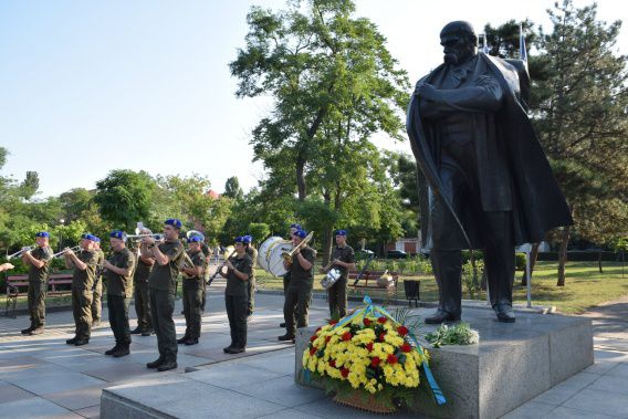 В День Независимости Украины в возложении цветов к памятнику Тарасу Шевченко в Николаеве участвовал губернатор Ким