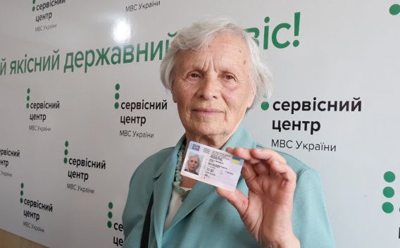 Жизнь заставила: 79-летняя жительница Николаева получила водительское удостоверение