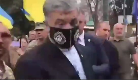 Петра Порошенко облили зеленкой в центре Киева