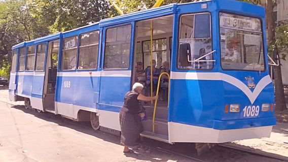 В городе Николаеве вышел на линию реконструированный 30-летний трамвай
