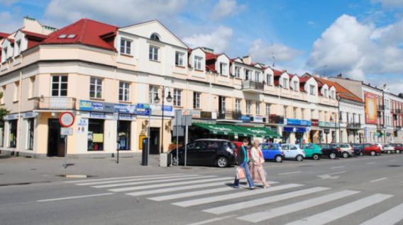 В Польше в центре города семь человек забросали бутылками украинца