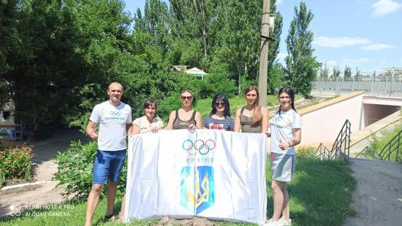 В Николаеве в честь Олимпийских игр легкоатлеты на стадионе высадили саженцы дубов