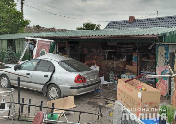В Николаевской области «Мицубиси» протаранил магазин у дороги