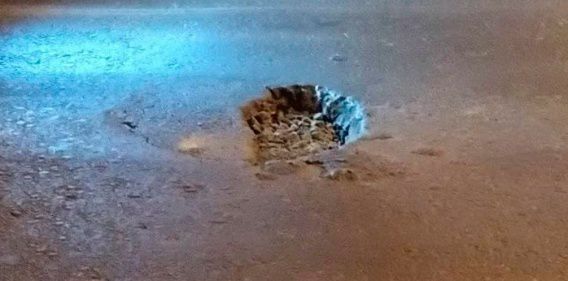 На Пушкинской в отремонтированной дороге пробили дыры в поисках люка