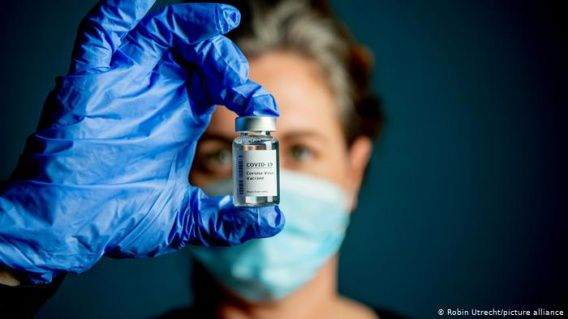 Украинские медики хотят изменить интервал между двумя прививками от коронавируса