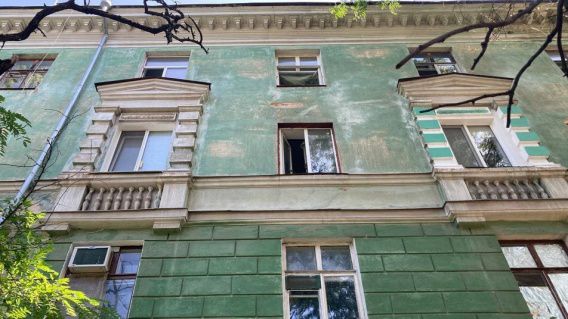 Врачи в Николаеве борются за жизнь ребенка, выпавшего из окна общежития