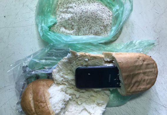 Батон, начиненный телефоном и кроссовки с травой: что находят в посылках николаевским арестантам