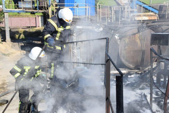 Утром начался пожар на асфальтном заводе в Николаевской области