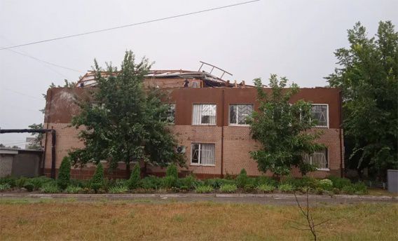 Суд без крыши: в Первомайске штормовой ветер сорвал кровлю со здания райсуда
