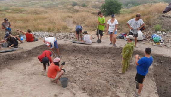 В Ольвии раскопали мраморный карниз Римской империи и место ритуального захоронения животных