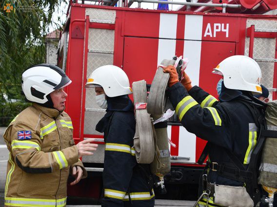К николаевским пожарным с важной миссией приехал спасатель из Великобритании