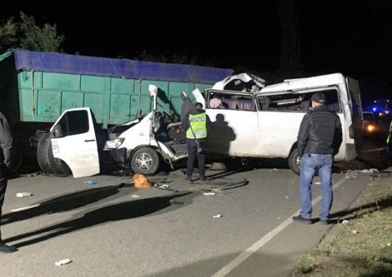 У Широкого в аварии маршрутки и КамАЗа четверо погибших и семеро пострадавших