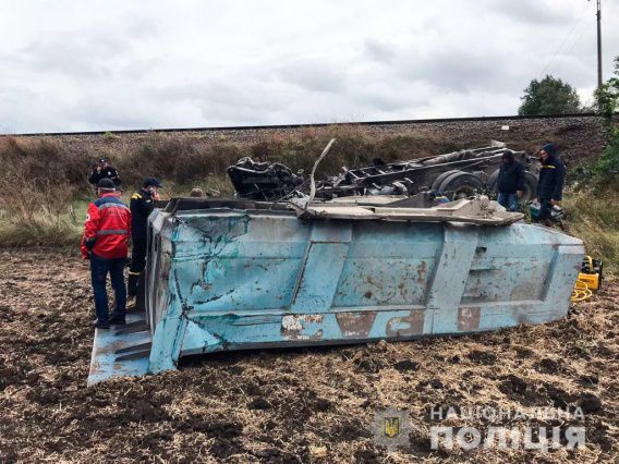 На Николаевщине поезд сбил самосвал КРАЗ, погиб водитель