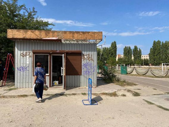 Возле школы в Николаеве сносят будку за 4 миллиона гривен