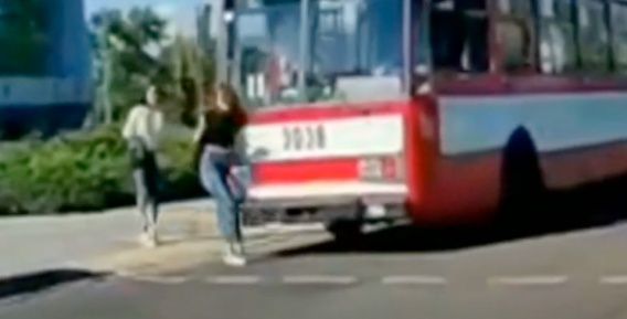 В Николаеве троллейбус, поехавший на «красный», сбил девушку на «зебре» (видео)