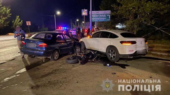 В Николаеве столкнулись машины двух автолюбительниц и молодой мотоциклист