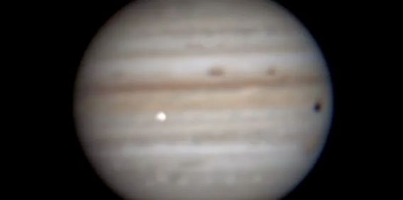 С Юпитером столкнулся космический объект. Вспышку было видно в телескоп с Земли