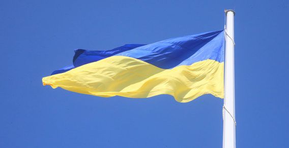 Беспечная халатность: в самом большом флаге Николаевщины узел управления доступен прохожим (видео)