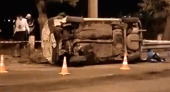 Пьяный водитель, убегавший от полиции, перевернул машину на Варваровском мосту