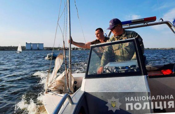 Двух воспитанников спортшколы, которые перевернулись на яхте в Южном Буге, спасли николаевские полицейские
